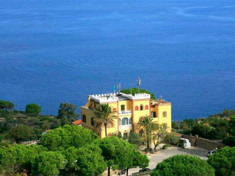 Vista aerea dell'Hotel Castello Monticello, Giglio Porto