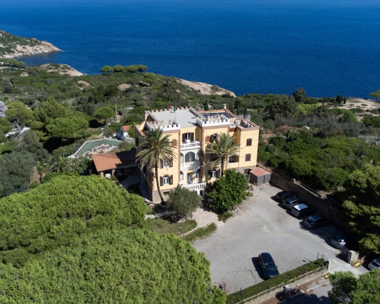 Hotel Castello Monticello, Isola del Giglio Porto, dal drone